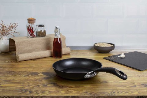 PATELNIA TYTANOWA 20cm BERLINGER HAUS BLACK PROFESSIONAL LINE BH-6115 PATELNIA TYTANOWA 20cm BERLINGER HAUS BLACK PROFESSIONAL LINE BH-6115