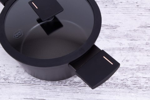 GARNEK Z POWŁOKĄ TYTANOWĄ 20CM 2.5L BERLINGER HAUS MONACO BH-7086 GARNEK Z POWŁOKĄ TYTANOWĄ 20CM 2.5L BERLINGER HAUS MONACO BH-7086